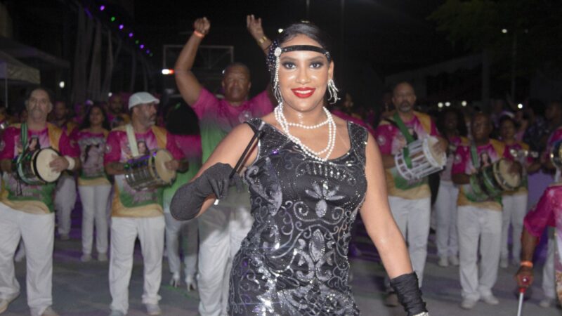 Rainha de Bateria Katarina Harmony esbanja elegância e simpatia no mini-desfile na Cidade do Samba