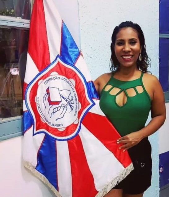 Flávia Abreu será a primeira mulher a comandar o microfone oficial no Carnaval 2024