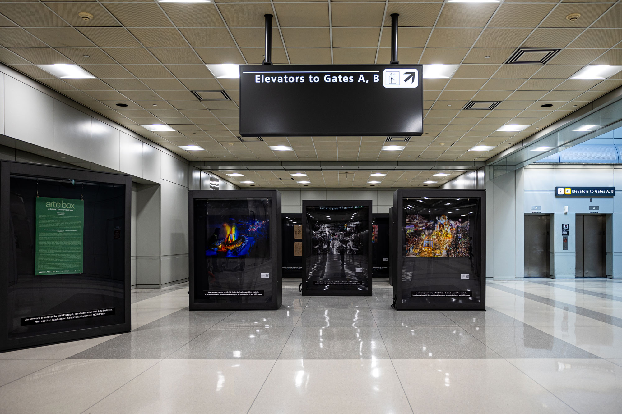 Fotos de desfiles da Viradouro estão em exposição no Aeroporto dos Estados Unidos